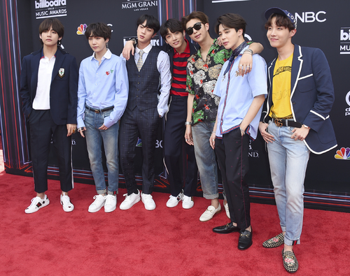 【서울=뉴시스】 '빌보드 뮤직 어워드' 레드카펫 선 방탄소년단. 2018.05.21. (사진 = AP 제공) photo@newsis.com