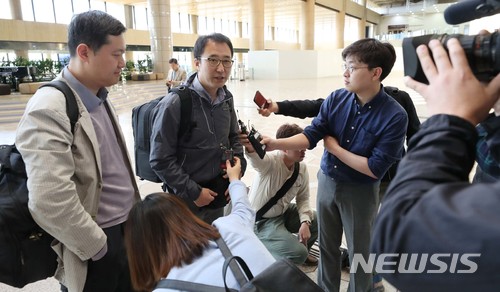 【서울=뉴시스】 사진공동취재단 = 풍계리 핵실험장 폐쇄 공동취재단이 21일 서울 강서구 김포공항 출국장에서 베이징 출국에 앞서 취재진과 인터뷰 하고 있다. 취재단은 이날 베이징 주중북한대사관에 방북 취재허가 여부를 확인할 예정이다. 2018.05.21. photo@newsis.com