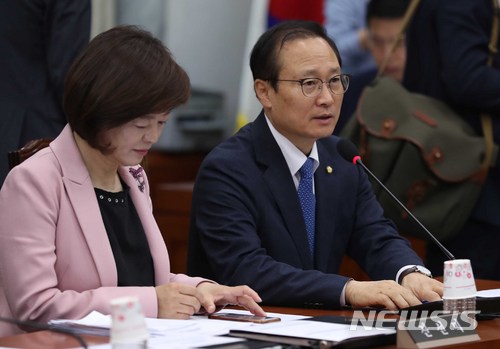 【서울=뉴시스】고승민 기자 = 21일 오전 서울 여의도 국회에서 열린 국회 운영위원회 전체회의에서 더불어민주당 홍영표(오른쪽) 원내대표가 인사말하고 있다. 왼쪽은 진선미 의원. 2018.05.21.&nbsp; kkssmm99@newsis.com