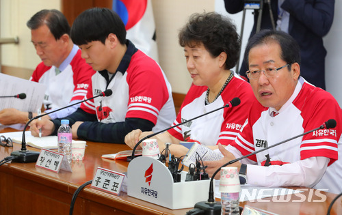 【서울=뉴시스】배훈식 기자 = 21일 오전 서울 여의도 자유한국당 당사에서 열린 6.13 지방선거 일자리! 설자리! 살자리! 선거대책위원회 2차 회의에 참석한 홍준표(오른쪽) 대표가 모두발언하고 있다. 왼쪽부터 홍문표 중앙선대위 선거대책본부장, 김인호, 황선혜 중앙선대위 공동위원장, 홍 대표. 2018.05.21. dahora83@newsis.com