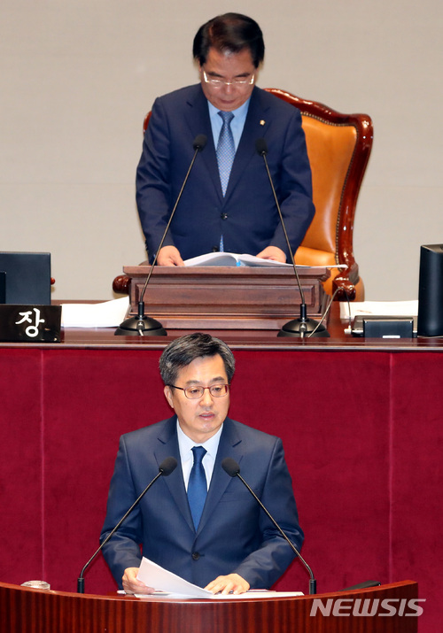 【서울=뉴시스】박영태 기자 = 21일 오전 서울 영등포구 여의도 국회에서 진행된 예산결산특별위원회 제3차 전체회의에서 김동연 경제부총리가 추가경정예산안 의결 후 정부측을 대표해서 인사말을 하고 있다. 2018.05.21. since1999@newsis.com