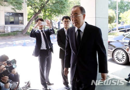 【서울=뉴시스】조성봉 기자 = 반기문 전 유엔사무총장이&nbsp; 21일 오전 서울 종로구 서울대병원 장례식장에 마련된 고 구본무 LG그룹 회장의 빈소에 들어서고 있다. 2018.05.21suncho21@newsis.com