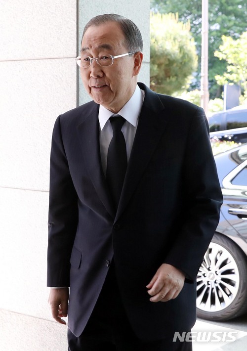 【서울=뉴시스】조성봉 기자 = 반기문 전 유엔사무총장이&nbsp; 21일 오전 서울 종로구 서울대병원 장례식장에 마련된 고 구본무 LG그룹 회장의 빈소에 들어서고 있다. 2018.05.21suncho21@newsis.com