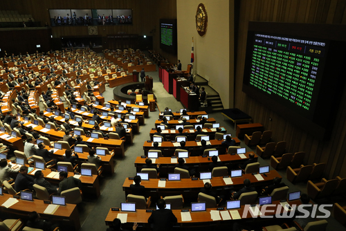 【서울=뉴시스】고승민 기자 = 21일 오전 서울 여의도 국회에서 열린 제360회국회(임시회) 제3차 본회의에서 찬성 183표, 반대 43표, 기권23표로 드루킹의 인터넷상 불법 댓글 조작 사건과 관련된 진상규명을 위한 특별검사의 임명 등에 관한 법률안이 통과되고 있다. 2018.05.21. kkssmm99@newsis.com