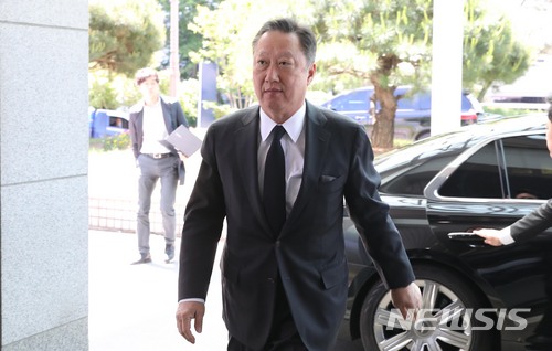 【서울=뉴시스】조성봉 기자 = 박용만 대한상공회의소 회장이 21일 오전 서울 종로구 서울대병원 장례식장에 마련된 고 구본무 LG그룹 회장의 빈소에 들어서고 있다. 2018.05.21 suncho21@newsis.com