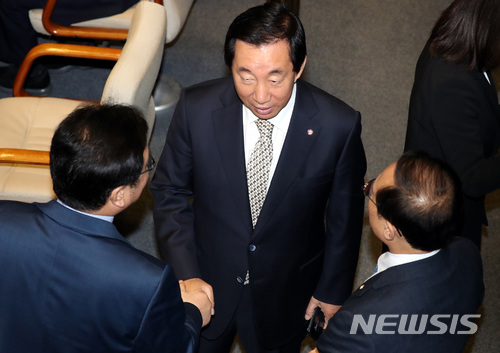 【서울=뉴시스】박영태 기자 = 21일 오전 서울 영등포구 여의도 국회에서 진행된 제360회 국회(임시회) 제3차 전체회의에서 우원식 더불어민주당 전 원내대표와 김성태 자유한국당 원내대표,홍영표 더불어민주당 원내대표가 이야기를 나누고 있다. 2018.05.21.since1999@newsis.com