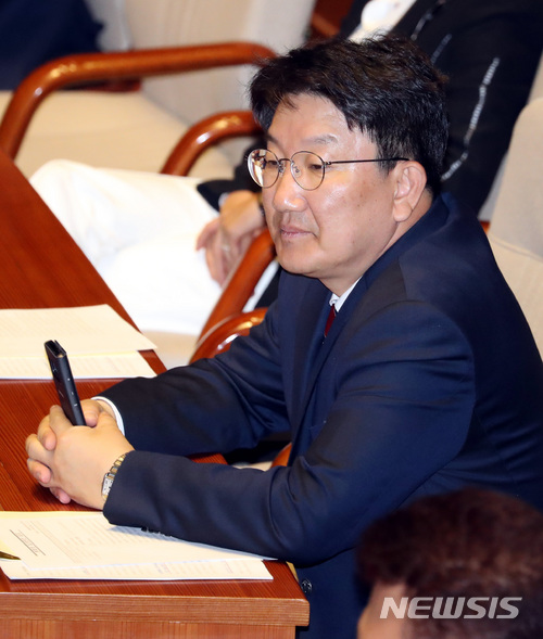 【서울=뉴시스】박영태 기자 = 권성동 자유한국당 의원이 지난 21일 오전 서울 영등포구 여의도 국회에서 진행된 제360회 국회(임시회) 제3차 전체회의에 참석했다. 2018.05.21.since1999@newsis.com