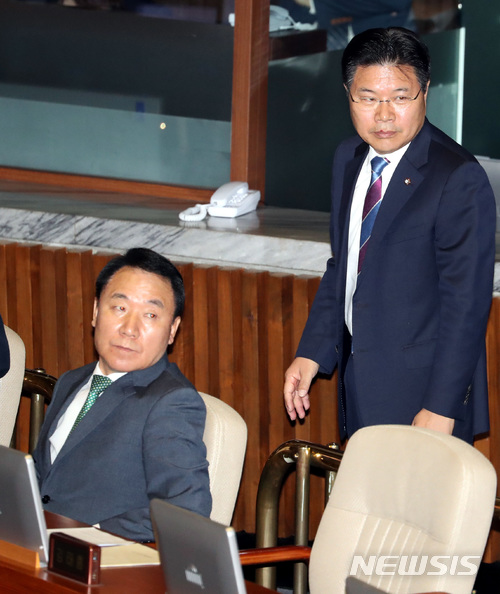 【서울=뉴시스】박영태 기자 = 21일 오전 서울 영등포구 여의도 국회에서 진행된 제360회 국회(임시회) 제3차 전체회의에서 염동열, 홍문종 의원이 이야기를 나누다 자리로 돌아가고 있다. 이날 본회의에서 홍문종·염동열 자유한국당 의원의 체포동의요구안에 대한 표결이 이뤄질 예정이다. 2018.05.21.since1999@newsis.com