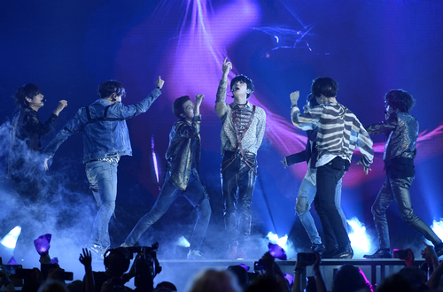 방탄소년단, 어떻게 'K팝 금기' 깨고있나···롤링스톤