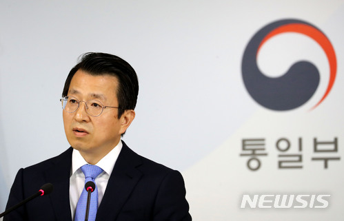 【서울=뉴시스】박주성 기자 = 지난 21일 오전 서울 세종로 정부서울청사 브리핑룸에서 백태현 통일부 대변인이 정례브리핑을 하며 취재진 질문에 답하고 있다. 2018.05.21. park7691@newsis.com