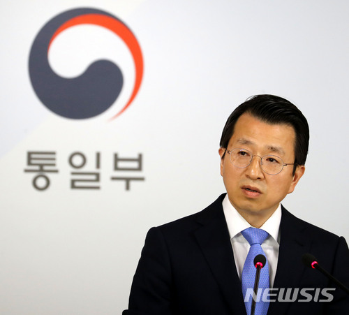 【서울=뉴시스】박주성 기자 = 21일 오전 서울 세종로 정부서울청사 브리핑룸에서 백태현 통일부 대변인이 정례브리핑을 하며 취재진 질문에 답하고 있다.&nbsp; 백태현 통일부 대변인은 "정부는 오늘(21일) 판문점 연락사무소 통화 개시와 함께 풍계리 핵실험장 폐기 행사에 참석할 우리 측 기자단 명단을 통보하려 했으나 북측은 아직 통지문을 접수하지 않은 상황"이라며 이같이 밝혔다. 2018.05.21. park7691@newsis.com