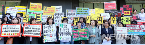 【서울=뉴시스】박주성 기자 = 한국소비자단체협의회와 한국YMCA전국연맹 등 11개 회원단체가 21일 오전 서울 광화문 원자력안전위원회관 앞에서 대진 라돈 침대 정부대책 촉구 기자회견을 하고 있다. 이날 단체들은 전문적인 상담과 피해보상 가능한 상담창구 마련과 라돈침대 제품에 대한 강제 리콜과 규제 당국의 이행 여부 감독을 촉구했다. 2018.05.21. park7691@newsis.com