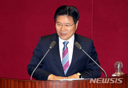 【서울=뉴시스】박영태 기자 = 21일 오전 서울 영등포구 여의도 국회에서 진행된 제360회 국회(임시회) 제3차 전체회의에서 홍문종 의원이 본인과 염동열 의원에 대한 체포동의안 투표에 앞서 신상발언을 하고 있다. 두 의원에 대한 체포동의안은 부결됐다. 2018.05.21.since1999@newsis.com