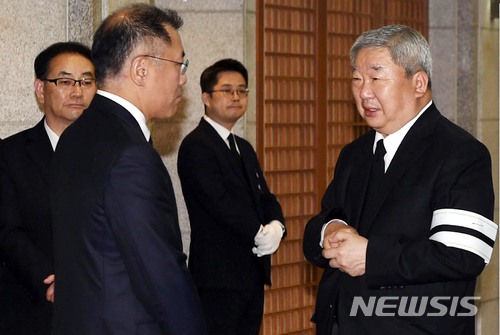【서울=뉴시스】조성봉 기자 = 정의선(앞줄 왼쪽) 현대자동차 부회장이 21일 오후 서울 종로구 서울대병원 장례식장에 마련된 고 구본무 LG그룹 회장의 조문을 마친 뒤 구 회장의 친동생인 구본능(오른쪽) 희성그룹 회장과 대화를 나누고 있다.2018.05.21. photo@newsis.com 