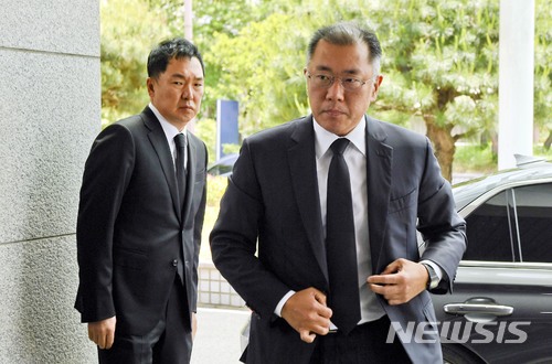 【서울=뉴시스】조성봉 기자 =정의선 현대자동차 부회장이 21일 오후 서울 종로구 서울대병원 장례식장에 마련된 고 구본무 LG그룹 회장의 빈소에 들어서고 있다. 2018.05.21.photo@newsis.com