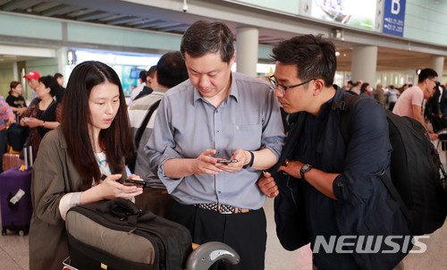 【베이징(중국)=뉴시스】 사진공동취재단 = 풍계리 핵시설 폐쇄 공동취재단이 21일 중국 베이징 서우두 공항에 도착해 주중 북한대사관 주소를 확인하고 있다. 취재단은 이날 오후 베이징 주중 북한대사관을 찾아 북한 당국의 남한취재단 방북허용여부를 확인할 계획이다. 2018.05.21. photo@newsis.com