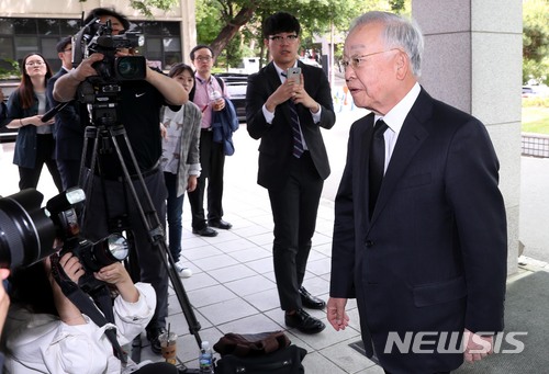 【서울=뉴시스】조성봉 기자 = 손경식 한국경영자총협회 회장이&nbsp; 21일 오후 서울 종로구 서울대병원 장례식장에 마련된 고 구본무 LG그룹 회장의 빈소에 들어서고 있다. 2018.05.21.suncho21@newsis.com