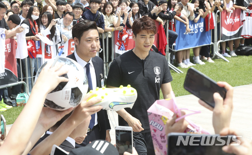 【서울=뉴시스】최진석 기자 = 21일 오후 서울 중구 서울광장에서 열린 '대한민국 축구 대표팀 서울광장 출정식'을 마친 기선용이 팬들의 응원을 들으며 이동하고 있다.&nbsp;&nbsp;&nbsp; 신태용호는 이날 출정식 뒤 파주 축구대표팀트레이닝센터(NFC)로 이동 담금질에 돌입, 2018 러시아 월드컵을 향한 여정을 시작한다. 2018.05.21. myjs@newsis.com