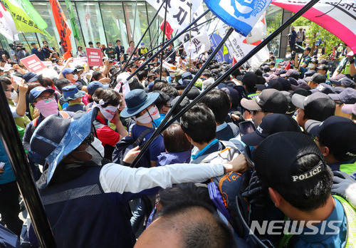 【서울=뉴시스】배훈식 기자 = 전국민주노동조합총연맹 조합원들이 21일 오후 서울 여의도 국민은행 앞에서 최저임금 개악논의 중단을 촉구하며 국회 방향으로 행진하려 하자 경찰이 막아서고 있다. 2018.05.21. dahora83@newsis.com