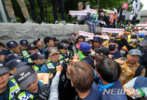 【서울=뉴시스】배훈식 기자 = 전국민주노동조합총연맹 조합원들이 21일 오후 서울 여의도 국회 앞에서 최저임금 개악논의 중단을 촉구하며 경찰과 충돌하고 있다. 2018.05.21. dahora83@newsis.com