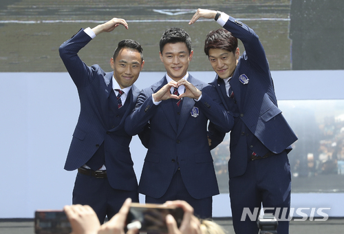 【서울=뉴시스】최진석 기자 = 21일 오후 서울 중구 서울광장에서 열린 '2018 러시아 월드컵 대한민국 축구 대표팀 서울광장 출정식'에서 대표팀 문선민, 주세종, 이청용이 포즈를 취하고 있다.&nbsp;&nbsp;&nbsp; 신태용호는 이날 출정식 뒤 파주 축구대표팀트레이닝센터(NFC)로 이동 담금질에 돌입, 2018 러시아 월드컵을 향한 여정을 시작한다. 2018.05.21. myjs@newsis.com