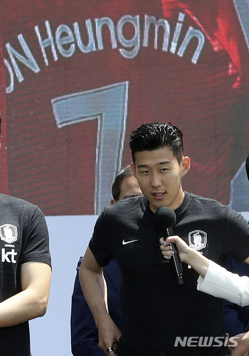 【서울=뉴시스】최진석 기자 = 21일 오후 서울 중구 서울광장에서 열린 '2018 러시아 월드컵 대한민국 축구 대표팀 서울광장 출정식'에서 대표팀 손흥민이 사회자의 질문에 답하고 있다.&nbsp;&nbsp;&nbsp; 신태용호는 이날 출정식 뒤 파주 축구대표팀트레이닝센터(NFC)로 이동 담금질에 돌입, 2018 러시아 월드컵을 향한 여정을 시작한다. 2018.05.21. myjs@newsis.com