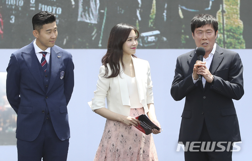 【서울=뉴시스】최진석 기자 = 지난 20188년 5월21일 오후 서울 중구 서울광장에서 열린 '2018 러시아 월드컵 대한민국 축구 대표팀 서울광장 출정식'에서 레전드 차범근(오른쪽) 전 감독이 사회자의 질문에 답하고 있다. 왼쪽은 손흥민. 신태용호는 이날 출정식 뒤 파주 축구대표팀트레이닝센터(NFC)로 이동 담금질에 돌입, 2018 러시아 월드컵을 향한 여정을 시작한다. 2018.05.21. myjs@newsis.com