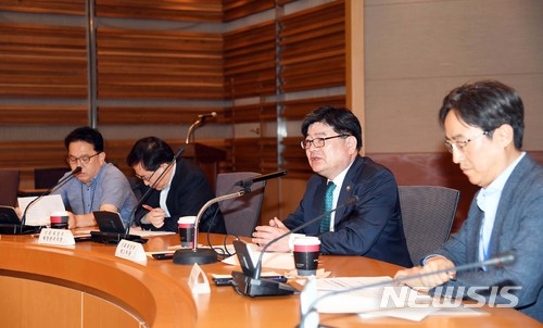 【서울=뉴시스】 김용진 기획재정부 차관이 21일 서울시 서초구 반포대로 서울지방조달청에서 열린 '2018년 추가경정예산 집행점검을 위한 제5차 긴급재정관리점검회의'를 주재, 모두 발언을 하고 있다. 2018.05.21. (사진=기획재정부 제공)&nbsp; photo@newsis.com