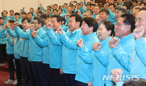 【서울=뉴시스】고승민 기자 = 21일 오후 서울 여의도 국회도서관에서 열린 바른미래당 중앙선거대책위원회 발대식 및 전국 공천자대회에서 유승민, 박주선 공동대표와 손학규 중앙상임선대위원장을 비롯한 참석자들이 구호를 외치고 있다. 2018.05.21. kkssmm99@newsis.com