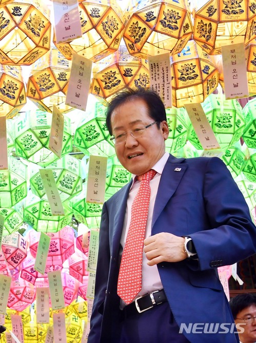 【부산=뉴시스】 하경민 기자 = 홍준표 자유한국당 대표가 21일 오후 부산 금정구 범어사를 방문, 주지인 경선스님을 예방하기 위해 이동하고 있다. 2018.05.21. yulnetphoto@newsis.com