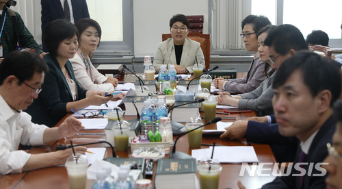 【서울=뉴시스】고승민 기자 = 21일 오후 서울 여의도 국회에서 열린 고용노동소위원회에서 임이자 위원장이 모두발언하고 있다.  이번 소위에서는 최저임금 산입범위 조정이 골자인 최저임금법 개정안 등이 논의된다. 2018.05.21.  kkssmm99@newsis.com