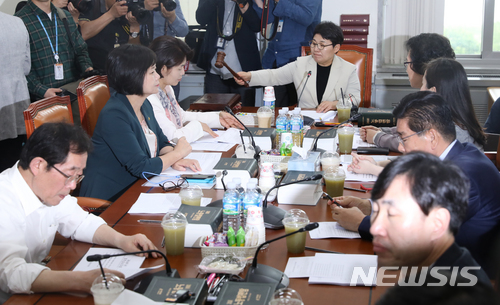 【서울=뉴시스】고승민 기자 = 지난 21일 오후 서울 여의도 국회에서 열린 고용노동소위원회에서 임이자 위원장이 회의를 주재하고 있다. 이번 소위에서는 최저임금 산입범위 조정이 골자인 최저임금법 개정안 등이 논의된다. 2018.05.21. kkssmm99@newsis.com