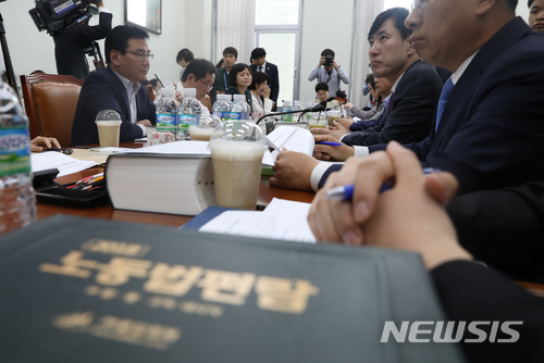 【서울=뉴시스】고승민 기자 = 21일 오후 서울 여의도 국회에서 열린 고용노동소위원회에서 임이자 위원장이 모두발언하고 있다.&nbsp; 이번 소위에서는 최저임금 산입범위 조정이 골자인 최저임금법 개정안 등이 논의된다. 2018.05.21.&nbsp; kkssmm99@newsis.com