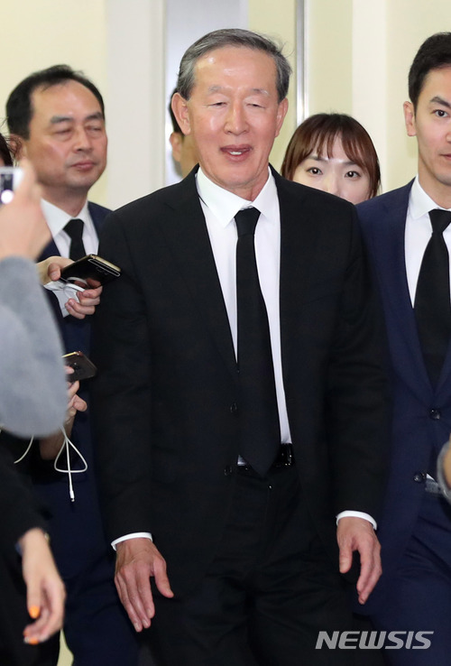 【서울=뉴시스】조성봉 기자 = 허창수 전국경제인연합회 회장이 21일 오후 서울 종로구 서울대병원 장례식장에 마련된 고 구본무 LG그룹 회장의 빈소 조문을 마친 뒤 떠나고 있다.2018.05.21.&nbsp; photo@newsis.com 