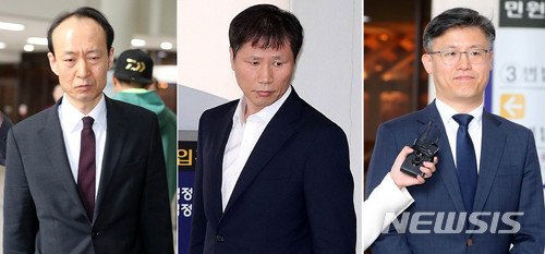 【서울=뉴시스】 추상철 기자 = 박근혜 정부 시절 국가정보원으로 부터 특수활동비를 수수한 혐의를 받고 있는 이재만(왼쪽부터) 전 청와대 총무비서관과 안봉근 전 청와대 홍보비서관, 정호성 전 청와대 대통령비서실 부속비서관이 지난 5월21일 오후 서울 서초구 서울중앙지법에서 결심공판을 마친후 법정을 나서고 있다. 검찰은 이른바 '문고리 3인방'으로 불리운 이재만, 안봉근 전 비서관에게 징역 5년을 정호성 전 비서관에게 징역 4년을 구형했다. 2018.05.21. scchoo@newsis.com