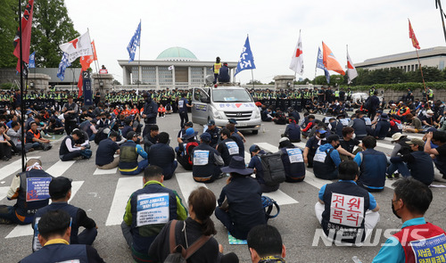 【서울=뉴시스】임태훈 기자 = 21일 오후 최저임금 산입범위 확대 개악 저지를 위한 결의대회를 마친 전국민주노동조합총연맹 조합원들이 서울 여의도 국회 정문 앞에서 최저임금 개악논의 중단을 촉구하며 연좌농성을 하고 있다. 2018.05.21.&nbsp; taehoonlim@newsis.com