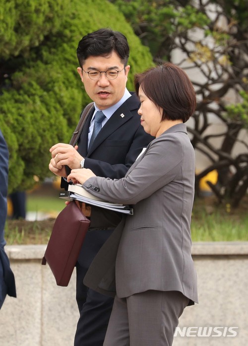 【성남=뉴시스】전진환 기자 = 송인배(오른쪽 두번째) 청와대 제1부속비서관이 21일 오후 경기도 성남 서울공항에서 청와대 관계자와 대화를 하고 있다. 송인배 제1부속비서관은 포털 뉴스 댓글 조작 혐의로 구속기소된 김모(필명 드루킹) 씨를 19대 대통령 선거 전까지 4차례 만난 것으로 알려졌다. 2018.05.21. amin2@newsis.com