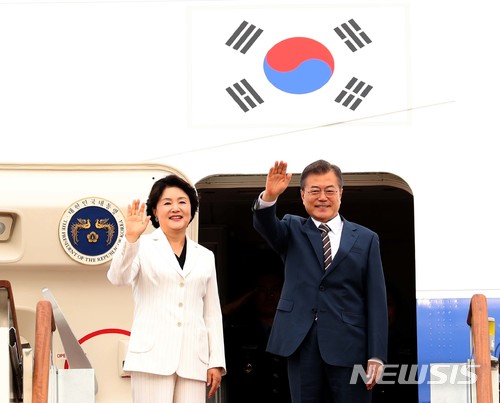 【서울공항(성남)=뉴시스】문재인 대통령은 22일 부처님 오신 날을 축원하면서 한반도 평화와 번영을 위한 불교계 지지를 당부했다. 사진은 지난 21일 한미 정상회담을 위해 미국으로 떠나는 전용기에 탑승하는 문 대통령과 김정숙 여사의 모습이다. (사진=뉴시스 자료사진) 2018.05.21. amin2@newsis.com