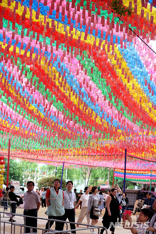 【서울=뉴시스】 추상철 기자 = 부처님오신날을 하루 앞둔 21일 오후 서울 종로구 조계사에서 시민들이 오색연등이 설치된 경내를 둘러보고 있다. 2018.05.21.&nbsp; scchoo@newsis.com