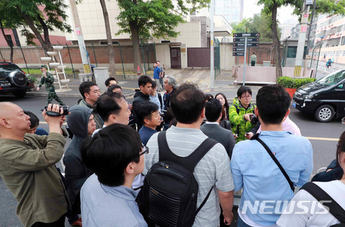 【베이징(중국)=뉴시스】 사진공동취재단 = 21일 중국 베이징 북한대사관 앞에 취재진이 모여있다. 북한은 이날 판문점 연락채널이 닺힐때까지 풍계리 핵실험장 폐기행사 남측공동취재단 초청에 대한 언급이 없었다. 2018.05.21.&nbsp; photo@newsis.com 