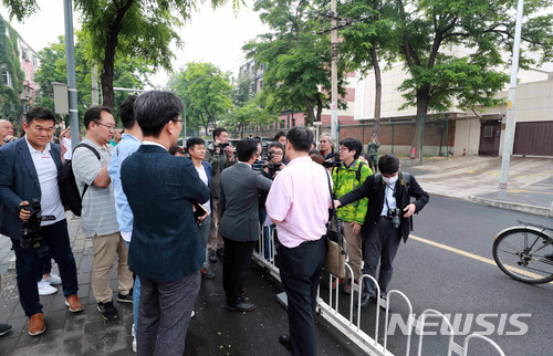【베이징(중국)=뉴시스】 사진공동취재단 = 21일 중국 베이징 북한대사관 앞에 취재진이 모여있다. 북한은 이날 판문점 연락채널이 닫힐때까지 풍계리 핵실험장 폐기행사 남측공동취재단 초청에 대한 언급이 없었다. 2018.05.21.&nbsp; photo@newsis.com