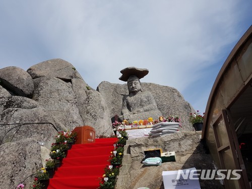 【대구=뉴시스】정창오 기자 = 22일 오전 불기 2562년 부처님오신날을 맞아 경북 경산시 와촌면 팔공산 갓바위 석조여래좌상(보물 제 431호)에 불자들이 올린 각종 음식과 봉헌품들이 올려져 있다. 2018.05.22. jco@newsis.com
