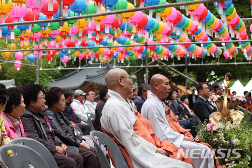 【정선=뉴시스】김태식 기자 = 불기 2562년 부처님 오신날인 22일 강원 정선군 정암사에서 많은 신도들이 참석한 가운데 봉축법요식이 열리고 있다. 2018.05.22. newsenv＠newsis.com