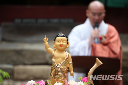 【정선=뉴시스】김태식 기자 = 불기 2562년 부처님 오신날인 22일 강원 정선군 정암사에서 많은 신도들이 참석한 가운데 봉축법요식이 열리고 있다. 2018.05.22.&nbsp; newsenv＠newsis.com 