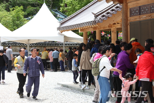 【정선=뉴시스】김태식 기자 = 불기 2562년 부처님 오신날인 22일 강원 정선군 정암사에서 많은 신도들이 참석한 가운데 봉축법요식이 열리고 있다. 2018.05.22. newsenv@newsis.com