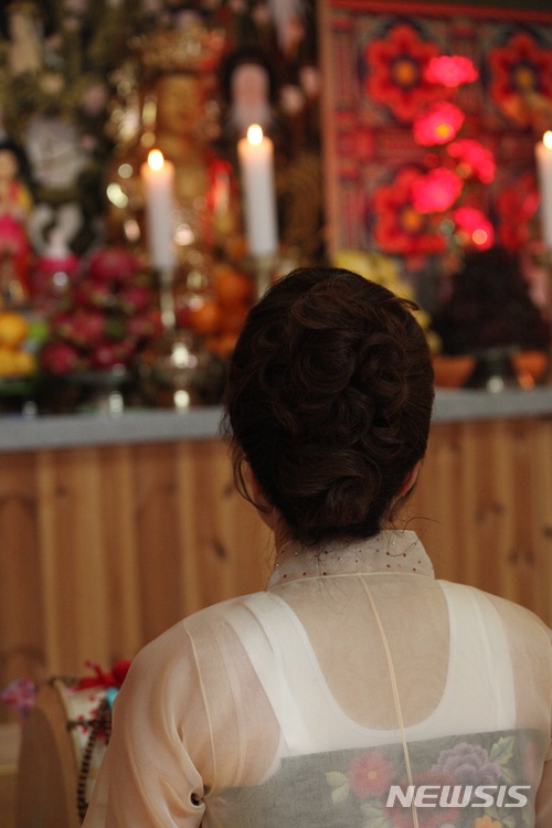 【태백=뉴시스】김태식 기자 = 불기 2562년 부처님 오신날인 22일 강원 태백시 자미정사에서 한 신도가 부처님께 기도를 올리고 있다. 2018.05.22. newsenv@newsis.com