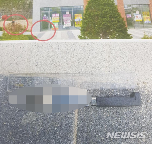  【천안=뉴시스】이종익 기자 = 지난 20일 충남 천안시 서북구 한 아파트 단지에서 30㎝ 길이의 식칼이 떨어졌다는 신고가 접수돼 경찰이 수사에 나섰다.&nbsp; 사진 위는 당시 사람이 서있던 장소와 칼이 떨어진 위치이며, 사진 아래는 경찰이 증거로 확보한 칼. 2018.05.22. (사진=충남지방청 제공) photo@newsis.com