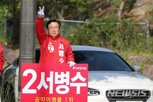  【부산=뉴시스】허상천 기자 = 부산시장 선거전은 24일 공식 후보등록을 앞두고 여·야 후보들이 ‘20년 보수정권’이 지켜 온 부산시장 승리를 위한 공방전으로 후끈 달아오른 상황이다. 자유한국당 서병수 예비후보는 보수정권의 아성을 지키기 위해 지난 10일 시장자리에서 물러난 뒤 "경제시장"을 자처하며 본격적인 선거운동에 나서고 있다. 2018.05.22. photo@newsis.com