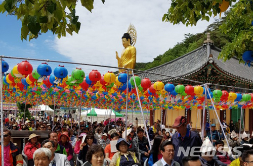 【보은=뉴시스】이성기 기자 = 불기 2562년 부처님 오신 날인 22일 대한불교 조계종 5교구 본사인 충북 보은군 속리산 법주사에서 봉축 법요식이 열리고 있다. 2018.5.22. sklee@newsis.com