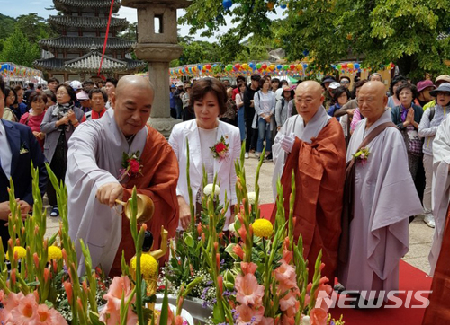 【보은=뉴시스】이성기 기자 = 불기 2562년 부처님 오신 날인 22일 대한불교 조계종 5교구 본사인 충북 보은군 속리산 법주사에서 봉축 법요식이 열린 가운데 정도 스님과 김양희 충북도의장이 관불하고 있다. 2018.5.22. sklee@newsis.com